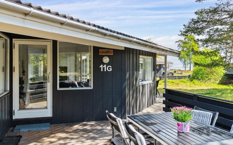 Liska - 60M from the Sea: Træ, Tag, Hjem, Hus, Arkitektur, Sidespor, Land Lot, Sommerhus, Skur, Garden Bygninger