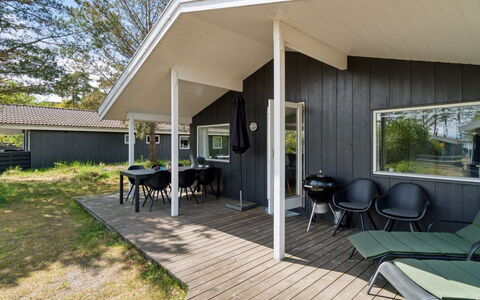 Liska - 60M from the Sea: Træ, Tag, Hjem, Hus, Arkitektur, Sidespor, Land Lot, Sommerhus, Skur, Garden Bygninger