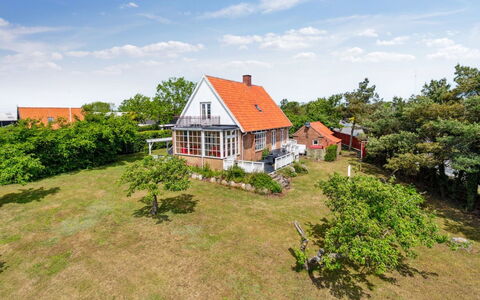 Hughlek - 450M from the Sea: Bygning, Hus, Vindue, Hjem, Tag, Boligområde, Busk, Sommerhus, Land Lot