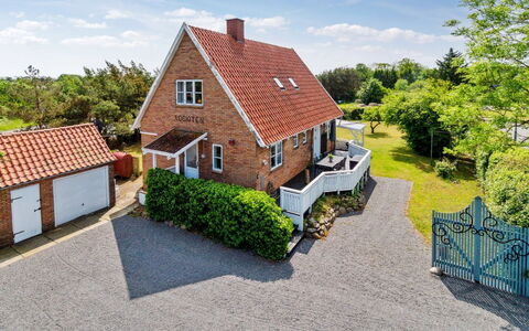 Hughlek - 450M from the Sea: Bygning, Hus, Vindue, Hjem, Tag, Boligområde, Busk, Sommerhus, Land Lot