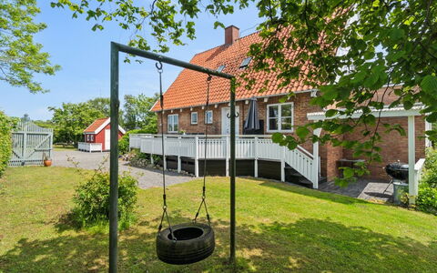 Hughlek - 450M from the Sea: Bygning, Hus, Vindue, Hjem, Tag, Boligområde, Busk, Sommerhus, Land Lot