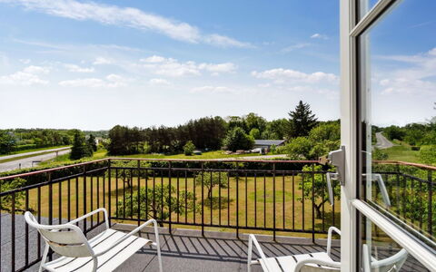 Hughlek - 450M from the Sea: Bygning, Hus, Vindue, Hjem, Tag, Boligområde, Busk, Sommerhus, Land Lot
