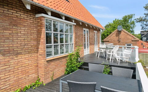 Hughlek - 450M from the Sea: Bygning, Hus, Vindue, Hjem, Tag, Boligområde, Busk, Sommerhus, Land Lot