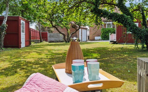 Hughlek - 450M from the Sea: Bygning, Hus, Vindue, Hjem, Tag, Boligområde, Busk, Sommerhus, Land Lot