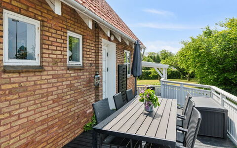 Hughlek - 450M from the Sea: Bygning, Hus, Vindue, Hjem, Tag, Boligområde, Busk, Sommerhus, Land Lot