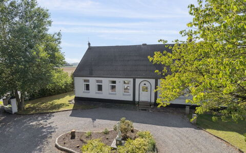 Ofelia - 4Km from the Sea: Boligområde, Busk, Hus, Hjem, Have, Estate, Skygge, Landscaping, Lawn