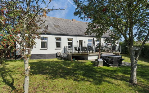Ofelia - 4Km from the Sea: Boligområde, Busk, Hus, Hjem, Have, Estate, Skygge, Landscaping, Lawn