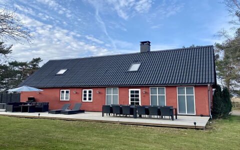 Jerg - 1Km from the Sea: Boligområde, Busk, Hus, Hjem, Have, Estate, Skygge, Landscaping, Lawn