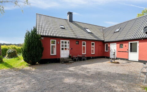 Jerg - 1Km from the Sea: Boligområde, Busk, Hus, Hjem, Have, Estate, Skygge, Landscaping, Lawn