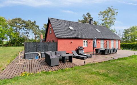 Jerg - 1Km from the Sea: Boligområde, Busk, Hus, Hjem, Have, Estate, Skygge, Landscaping, Lawn