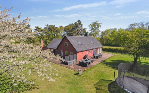 Jerg - 1Km from the Sea: Boligområde, Busk, Hus, Hjem, Have, Estate, Skygge, Landscaping, Lawn