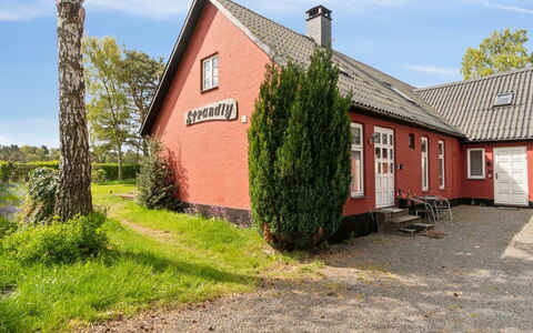 Jerg - 1Km from the Sea: Boligområde, Busk, Hus, Hjem, Have, Estate, Skygge, Landscaping, Lawn