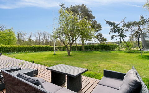 Jerg - 1Km from the Sea: Boligområde, Busk, Hus, Hjem, Have, Estate, Skygge, Landscaping, Lawn