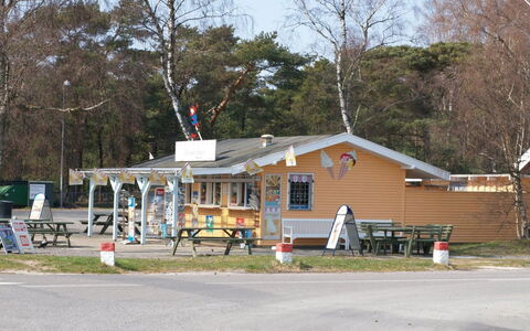 Eggerich - 700M from the Sea: Boligområde, Busk, Hus, Hjem, Have, Estate, Skygge, Landscaping, Lawn