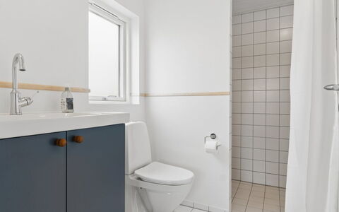 Nani - 500M from the Sea: Toiletbræt, Sanitærarmatur, Badeværelse, Toilet, Gulvbelægning, Indretning, Etage, Håndvask, Vvs, Tap