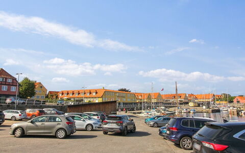 Nani - 500M from the Sea: Boligområde, Busk, Hus, Hjem, Have, Estate, Skygge, Landscaping, Lawn