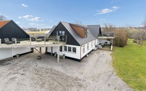 Carola - 1Km from the Sea: Boligområde, Busk, Hus, Hjem, Have, Estate, Skygge, Landscaping, Lawn