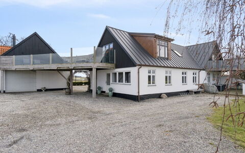 Carola - 1Km from the Sea: Boligområde, Busk, Hus, Hjem, Have, Estate, Skygge, Landscaping, Lawn