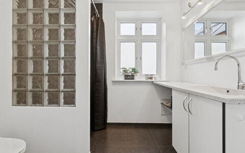 Carola - 1Km from the Sea: Boligområde, Busk, Hus, Hjem, Have, Estate, Skygge, Landscaping, Lawn