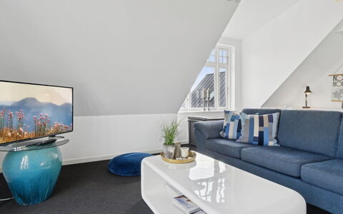 Carola - 1Km from the Sea: Indretning, Gulvbelægning, Møbel, Etage, Loft, Couch, Stue, Værelse, Belysning, Hjem