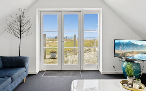 Carola - 1Km from the Sea: Træ, Gulvbelægning, Etage, Indretning, Møbel, Værelse, Loft, Stue, Stol