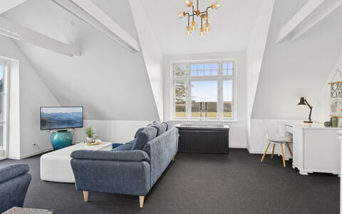 Carola - 1Km from the Sea: Gulvbelægning, Etage, Indretning, Loft, Værelse, Møbel, Tæppe, Lejlighed, Trægulve, Stue