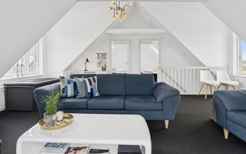 Carola - 1Km from the Sea: Møbel, Indretning, Gulvbelægning, Træ, Etage, Loft, Couch, Værelse, Stue, Belysning