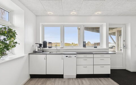 Carola - 1Km from the Sea: Træ, Køkken, Loft, Gulvbelægning, Etage, Countertop, Indretning, Lejlighed, Større Bandage, Cabinetry