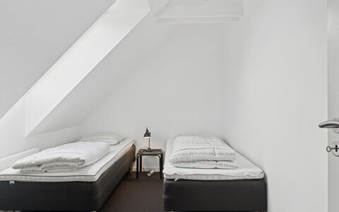 Carola - 1Km from the Sea: Soveværelse, Seng, Etage, Indretning, Sengetøj, Sengetøj, Gulvbelægning, Bed Frame, Sengetøj, Værelse