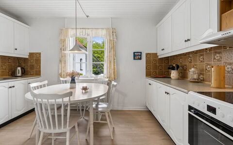 Hening - 150M from the Sea: Gulvbelægning, Indretning, Etage, Køkken, Møbel, Træ, Countertop, Loft, Cabinetry, Hjem