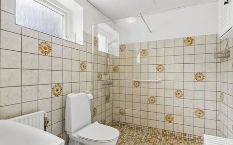 Hening - 150M from the Sea: Gulvbelægning, Etage, Flise, Toiletbræt, Toilet, Sanitærarmatur, Badeværelse, Vvs, Keramisk