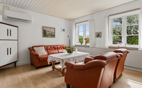 Hening - 150M from the Sea: Møbel, Indretning, Gulvbelægning, Væg, Couch, Etage, Træ, Loft, Trægulve, Stue