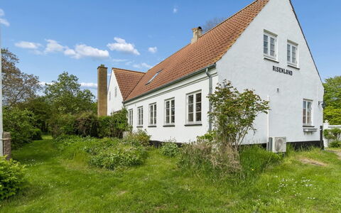 Hening - 150M from the Sea: Græs, Bygning, Hus, Tag, Sommerhus, Hjem, Busk, Sky, Land Lot