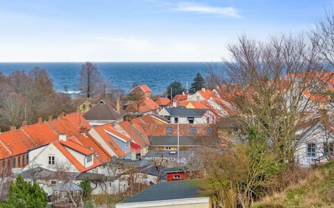 Hening - 150M from the Sea: Blå, Horisont, Boligområde, Sky, Tag, Hjem, Hav, Forstad, Ocean, Kyst