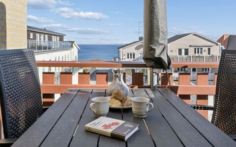 Amilia - 100M from the Sea: Vegetationen, Busk, Forår, Sommerhus, Have, Skygge, Backyard, Gård, Stol