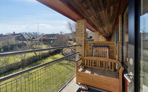 Amilia - 100M from the Sea: Vegetationen, Busk, Forår, Sommerhus, Have, Skygge, Backyard, Gård, Stol
