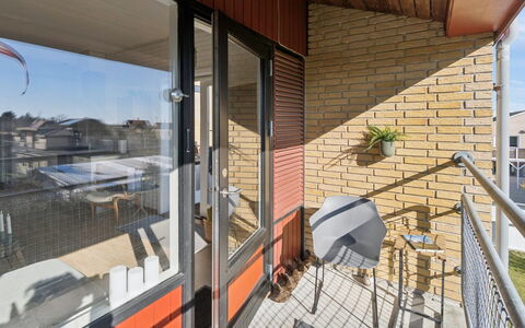 Amilia - 100M from the Sea: Vegetationen, Busk, Forår, Sommerhus, Have, Skygge, Backyard, Gård, Stol