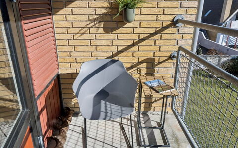 Amilia - 100M from the Sea: Boligområde, Busk, Hus, Hjem, Have, Estate, Skygge, Landscaping, Lawn