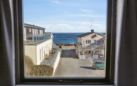 Amilia - 100M from the Sea: Vegetationen, Busk, Forår, Sommerhus, Have, Skygge, Backyard, Gård, Stol