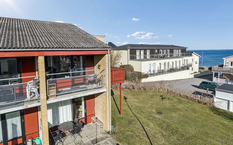 Amilia - 100M from the Sea: Vegetationen, Busk, Forår, Sommerhus, Have, Skygge, Backyard, Gård, Stol