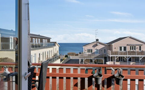 Amilia - 100M from the Sea: Vegetationen, Busk, Forår, Sommerhus, Have, Skygge, Backyard, Gård, Stol