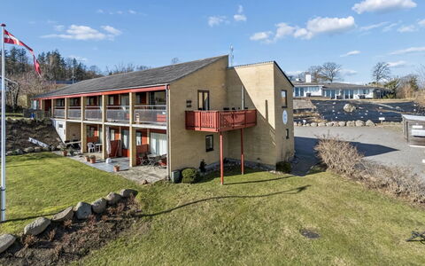 Amilia - 100M from the Sea: Vegetationen, Busk, Forår, Sommerhus, Have, Skygge, Backyard, Gård, Stol