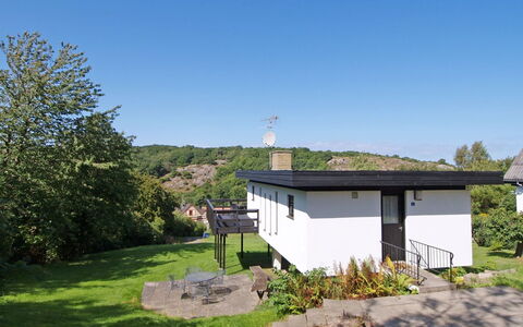 Krischan - 500M from the Sea: Boligområde, Busk, Hus, Hjem, Have, Estate, Skygge, Landscaping, Lawn