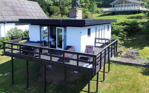Krischan - 500M from the Sea: Vegetationen, Busk, Forår, Sommerhus, Have, Skygge, Backyard, Gård, Stol