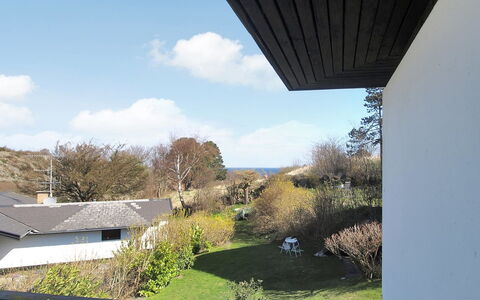 Krischan - 500M from the Sea: Vegetationen, Busk, Forår, Sommerhus, Have, Skygge, Backyard, Gård, Stol