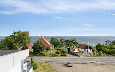 Evalina - 150M from the Sea: Boligområde, Busk, Hus, Hjem, Have, Estate, Skygge, Landscaping, Lawn