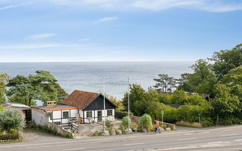 Evalina - 150M from the Sea: Boligområde, Busk, Hus, Hjem, Have, Estate, Skygge, Landscaping, Lawn