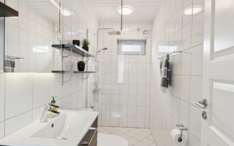 Evalina - 150M from the Sea: Badeværelse, Indretning, Sanitærarmatur, Gulvbelægning, Væg, Etage, Håndvask, Badeværelsesvask, Toilet, Tap