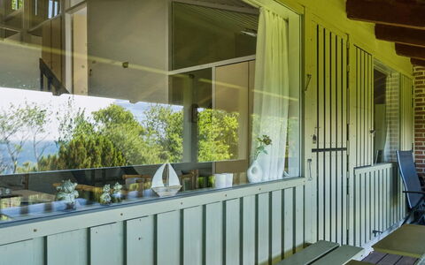 Arnt - 100M from the Sea: Veranda, Skygge, Loft, Glas, Altan, Hårdttræ, Eco Hotel, Dagslys, Bejdse, Planke