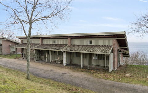 Arnt - 100M from the Sea: Boligområde, Busk, Hus, Hjem, Have, Estate, Skygge, Landscaping, Lawn